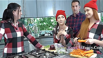 Holiday Season Family Freeuse - Serena Hill, Violet Spice